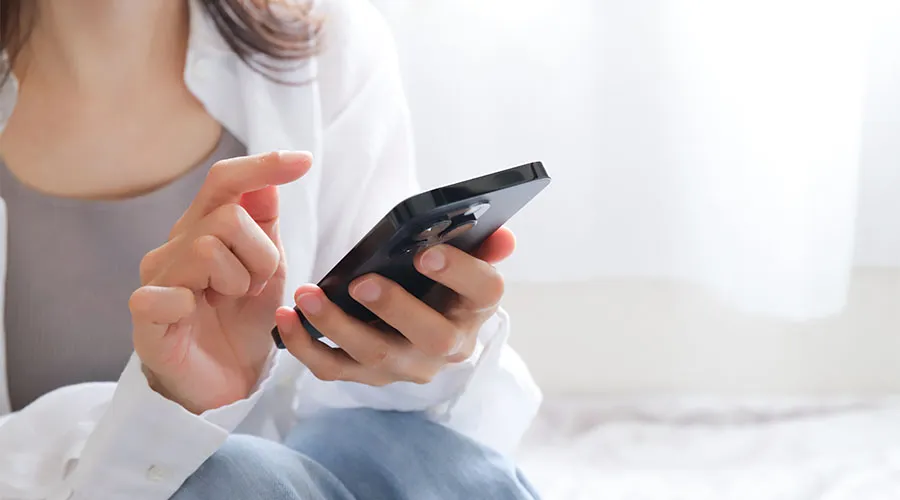 スマホを操作する女性